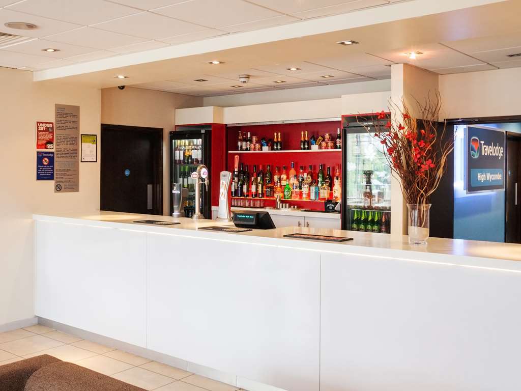 Travelodge High Wycombe Central Ресторан фото